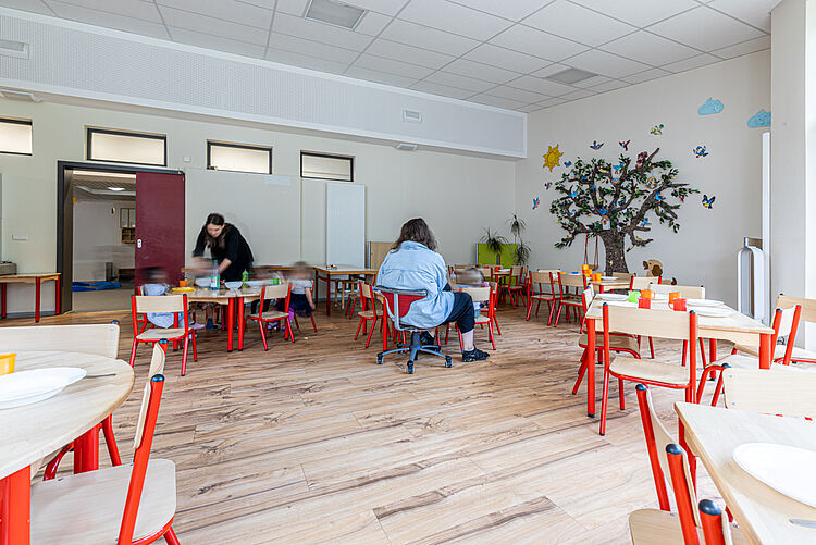 Kinder beim Mittagessen im hellen Speiseraum der Kita „Rabennest“