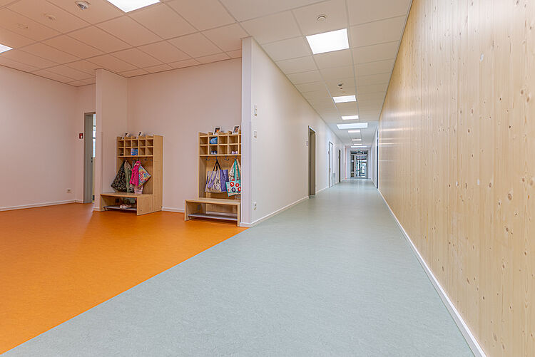 Flur mit Garderobe und Zugang zu Räumen