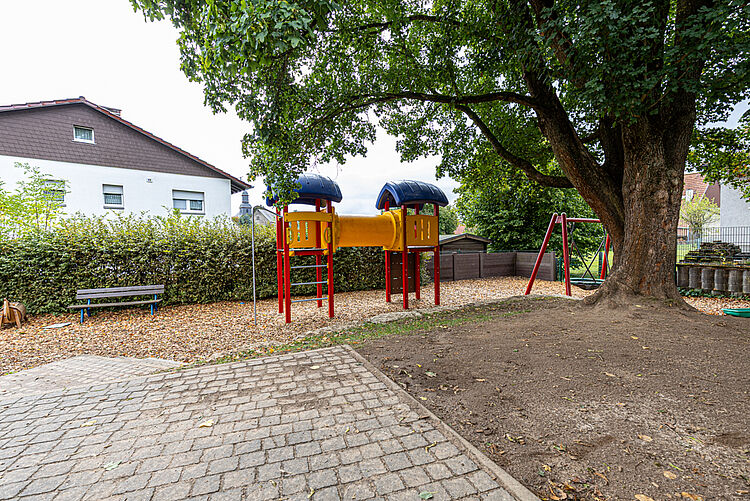 Roter Rutschenturm auf dem Spielplatz der DRK-Kita Kunterbunt Rabenau-Rüddingshausen