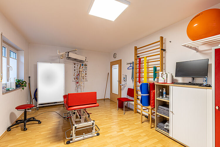 Gymnastikraum mit Therapieliege, Sprossenwand und Trainingsmaterial