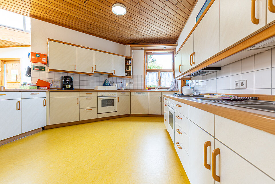 Küche der DRK-Kita Kunterbunt Rabenau-Rüddingshausen mit kindgerechter Ausstattung