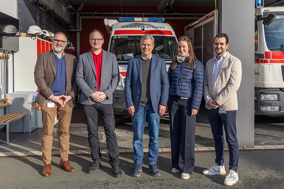 Gruppenfoto der Spendenübergabe am DRK-Standort in Gießen mit Vertretern von Eurich-Bau und dem DRK