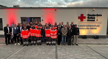 Gruppenfoto zur Einweihung des neuen DRK-Katastrophenschutz-Stützpunkts in Wetter