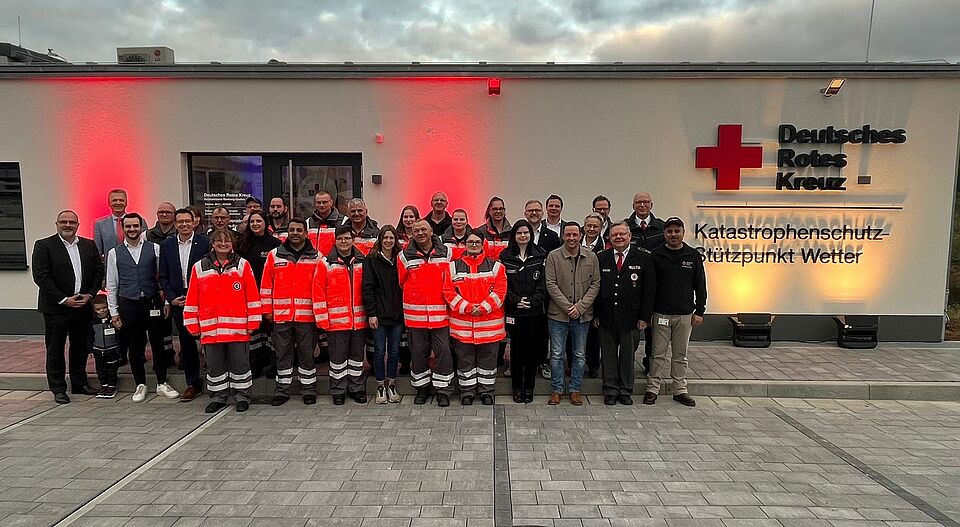 Gruppenfoto zur Einweihung des neuen DRK-Katastrophenschutz-Stützpunkts in Wetter