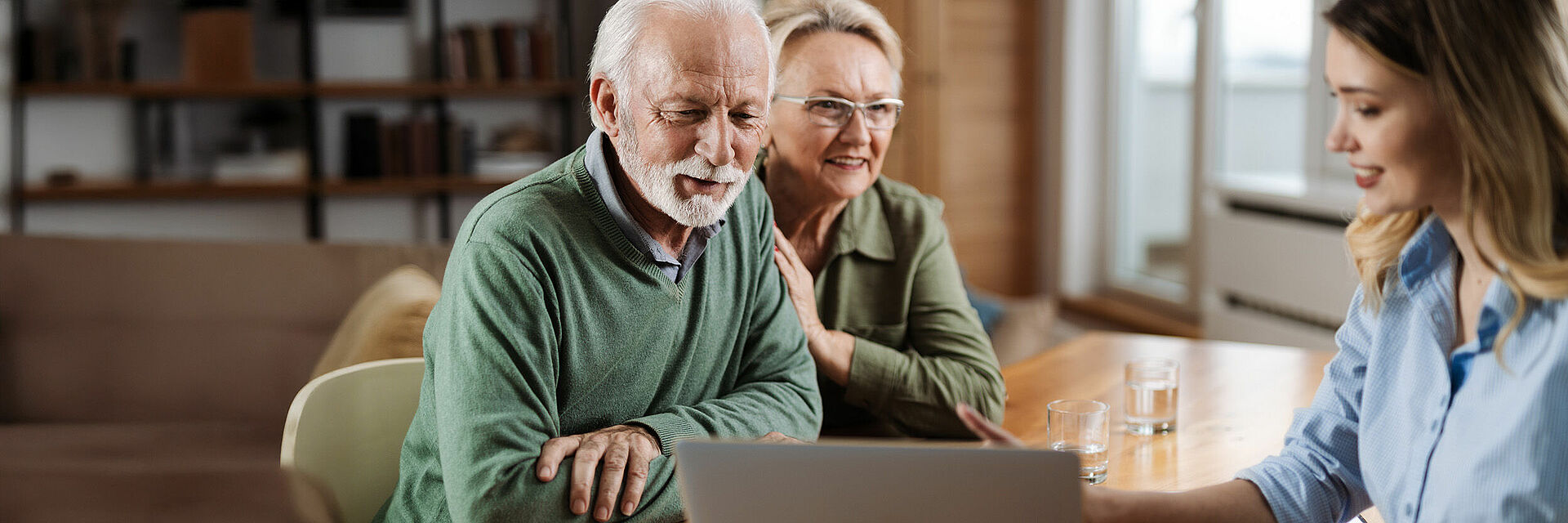 Älteres Paar bei persönlicher Beratungsgespräch mit Fachberaterin
