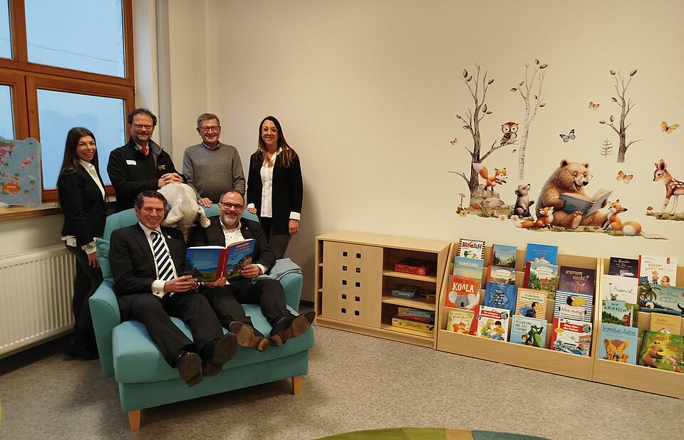 Eröffnung der DRK-Kita Henrys Märchenwelt in Heuchelheim Vertreter des DRK-Kreisverbands Marburg-Gießen und der Gemeinde Heuchelheim bei der Eröffnung der Kita Henrys Märchenwelt