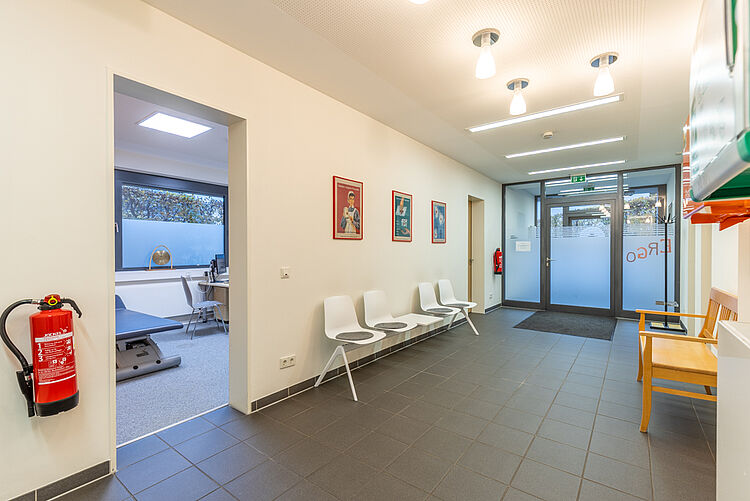 Wartezone mit Blick in den Therapiebereich der Ergotherapie Stadtallendorf