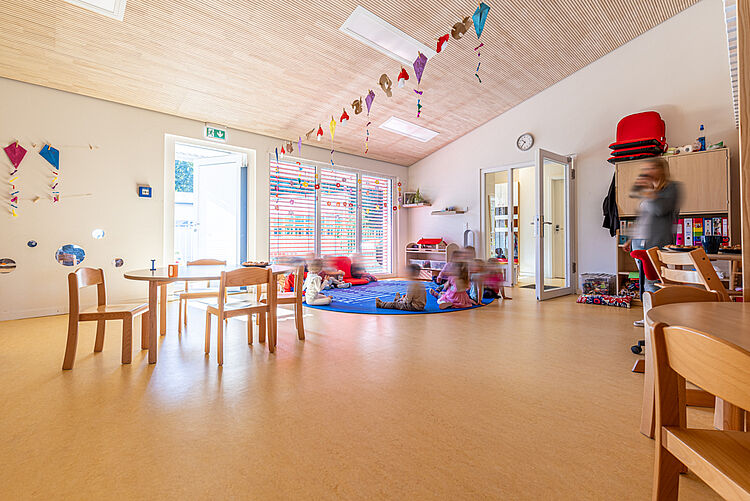 Kinder beim Spielen im Gruppenraum der DRK-Kita „Henrys kleine Forscher“ in Staufenberg-Daubringen