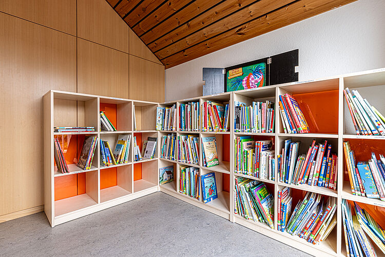 Bücherregale mit Kinderbüchern in der DRK-Kita Kunterbunt Rabenau-Rüddingshausen