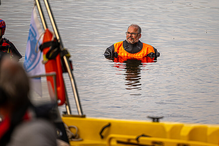 Mitglied der DRK Wasserwacht bei einer Übung im See