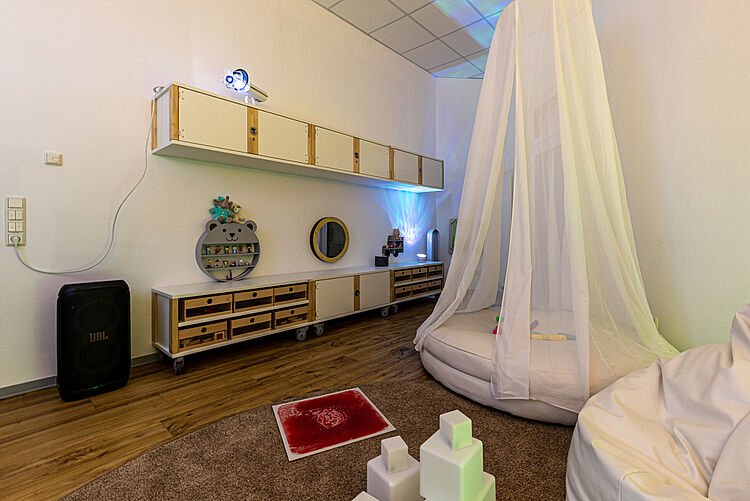 Snoezelen-Ecke mit Lichtprojektion und Sitzsack in der Kita „Rabennest“