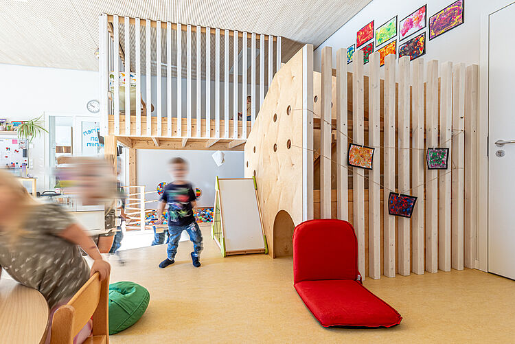 Kinder malen und spielen im Kreativraum der DRK-Kita „Henrys kleine Forscher“