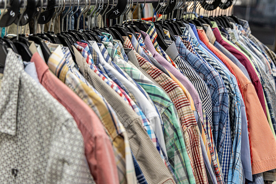Kleiderstange mit karierten Hemden im DRK Kleiderladen Marburg