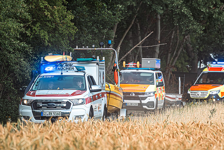 Fahrzeuge der DRK Wasserwacht und Wasserrettung bei einer Einsatzfahrt