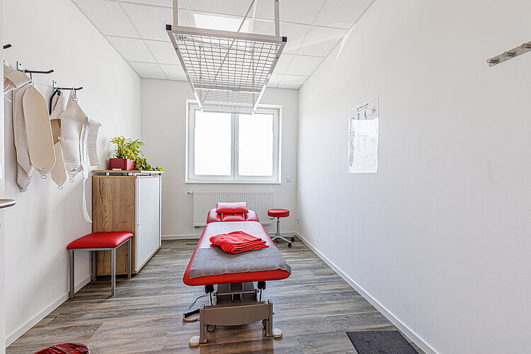 Behandlungsraum mit Liege und Schlingentisch im DRK-Therapiezentrum Stadtallendorf