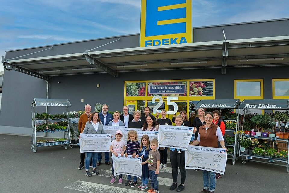 EDEKA Ulrich spendet 2.500 Euro an DRK-Kitas in Rabenau und Allendorf Gruppenfoto vor dem EDEKA-Markt Allendorf/Lumda mit Vertretern des DRK und Kitas bei der Spendenübergabe