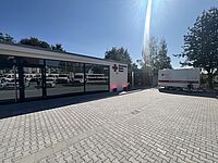 Gebäude des DRK Katastrophenschutz-Stützpunkts Stadtallendorf mit Einsatzfahrzeugen