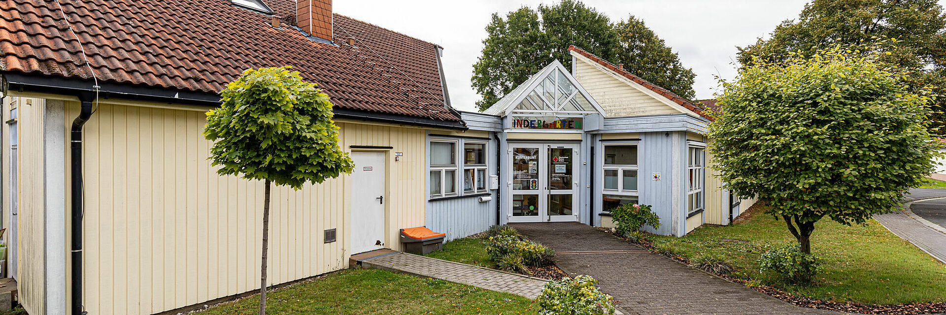 Außenansicht der DRK-Kita „Kunterbunt“ in Rabenau-Rüddingshausen mit Eingang und Gartenbereich