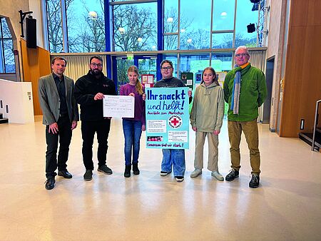 Schülergruppe der Carl-Strehl-Schule (blista) überreicht Spendenscheck an Vertreter des DRK-Kreisverbands Marburg-Gießen