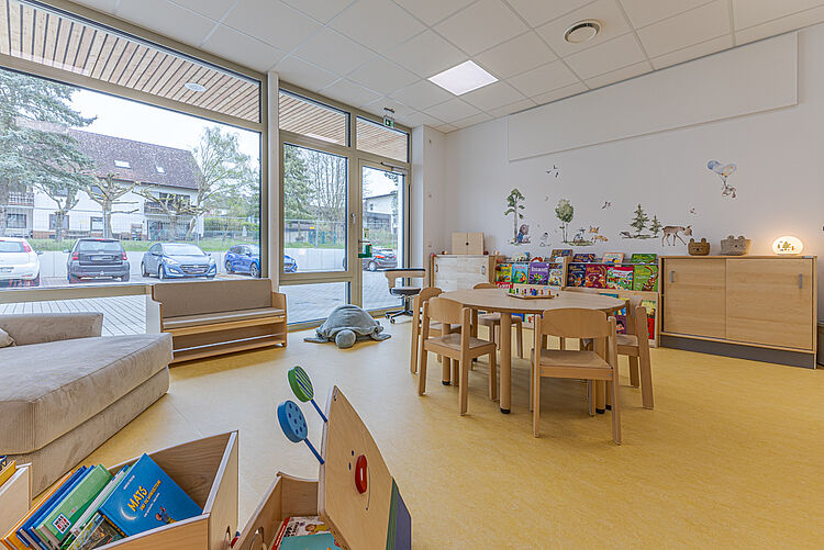 Gruppenraum mit Büchern und Spielmaterial