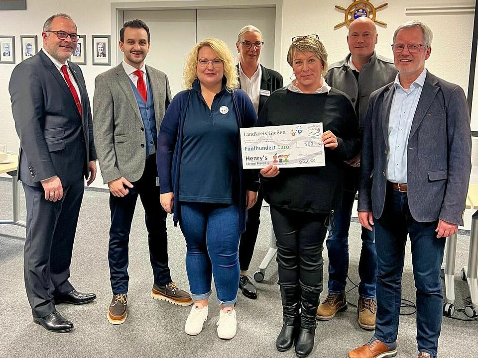 DRK-Kita Henrys kleine Helden gewinnt Kita-Preis des Landkreises Gießen Vertreterinnen und Vertreter des DRK-Kreisverbands Marburg-Gießen bei der Preisverleihung für die Kita Henrys kleine Helden