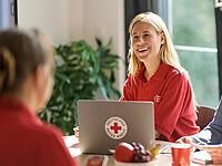 Kolleginnen und Kollegen beim DRK im Gespräch während eines Teammeetings