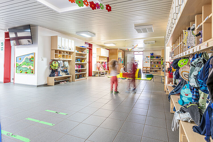 Kinder spielen und bewegen sich im hellen Flur der DRK-Kita „Rabennest“ in Rabenau-Londorf