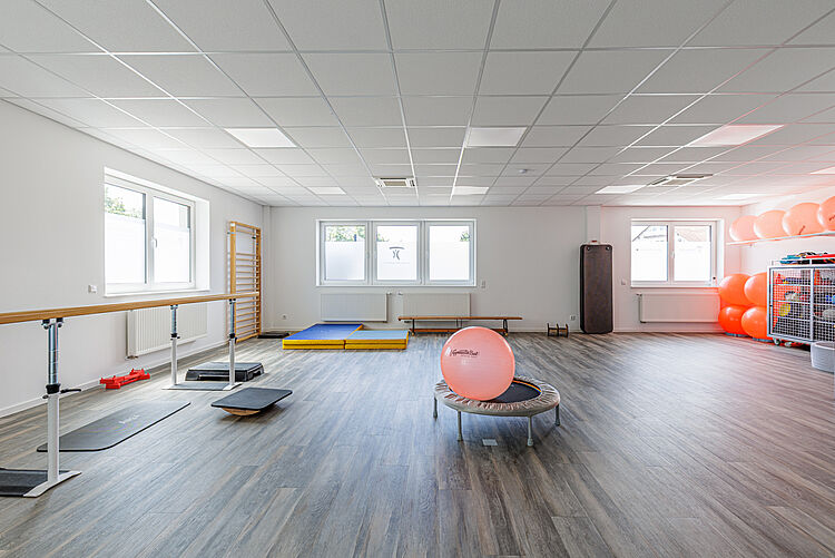 Großer Gymnastik- und Bewegungsraum mit Trainingsgeräten und Gymnastikbällen