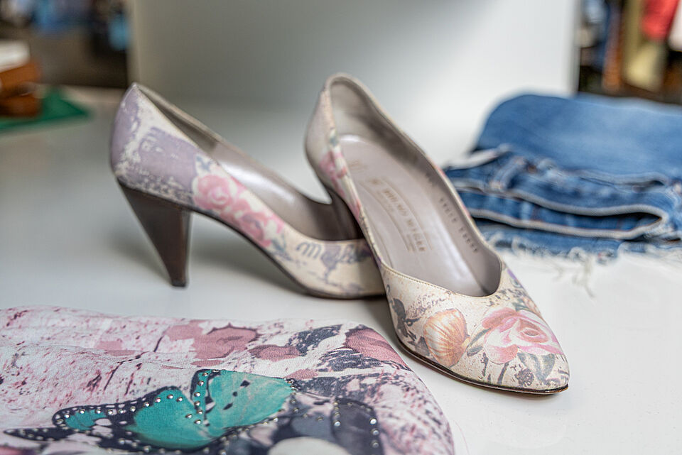 Pumps mit Blumenmuster im DRK Kleiderladen Marburg
