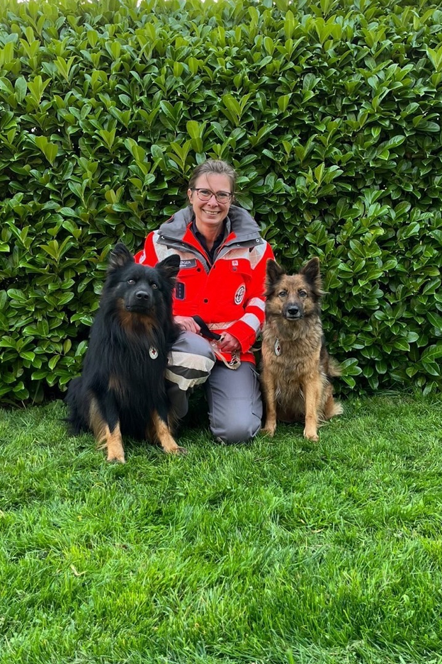 Rettungshunde_Marburg_Ina_mit_Fenja_und_Frodo