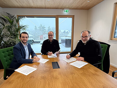 Vertragsunterzeichnung zur Übernahme des SHZ durch das DRK