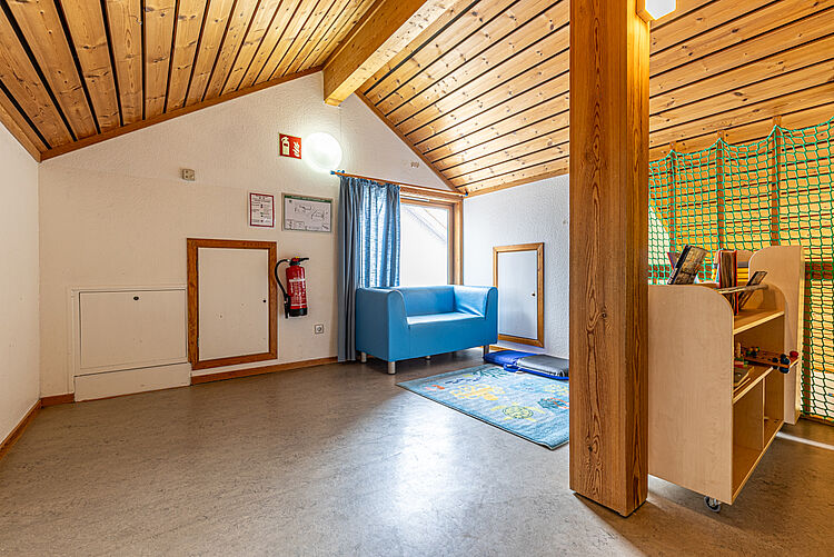 Blaue Sitzecke mit Bücheregal in der DRK-Kita Kunterbunt Rabenau-Rüddingshausen