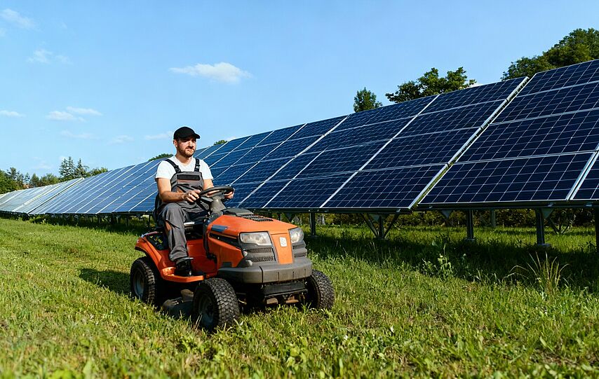 Reinigung von Solarpanelen durch Fachkraft mit Tuch