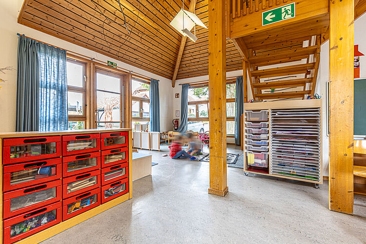 Bastel- und Spielbereich unter Holzdecke in der DRK-Kita Kunterbunt Rabenau-Rüddingshausen
