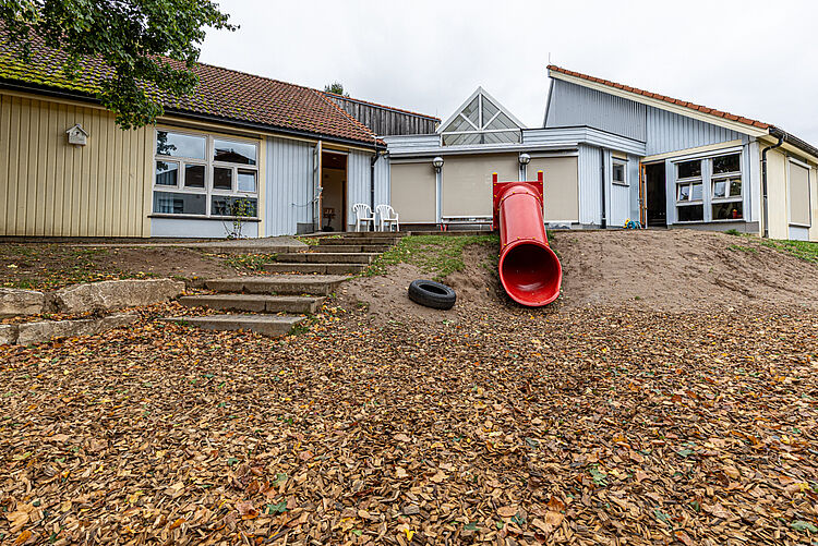 Rote Rutsche am Außengelände der DRK-Kita Kunterbunt Rabenau-Rüddingshausen