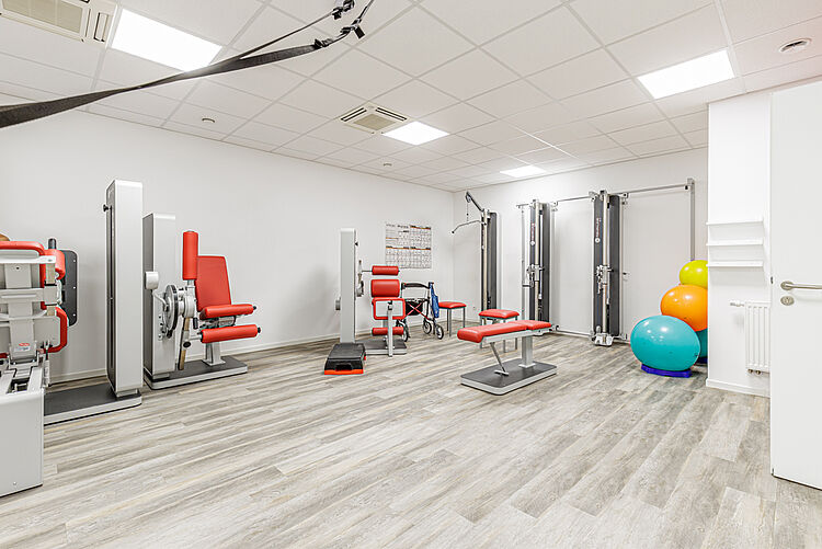 Physiotherapeutischer Trainingsraum mit modernen Geräten