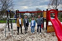 Vertreterinnen und Vertreter des DRK und der Gemeinde Rabenau auf dem Spielplatz der Kita Rabennest