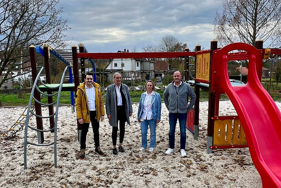 DRK-Kita Rabennest Rabenau-Londorf startet Gesundheitsförderprojekt Vertreterinnen und Vertreter des DRK und der Gemeinde Rabenau auf dem Spielplatz der Kita Rabennest