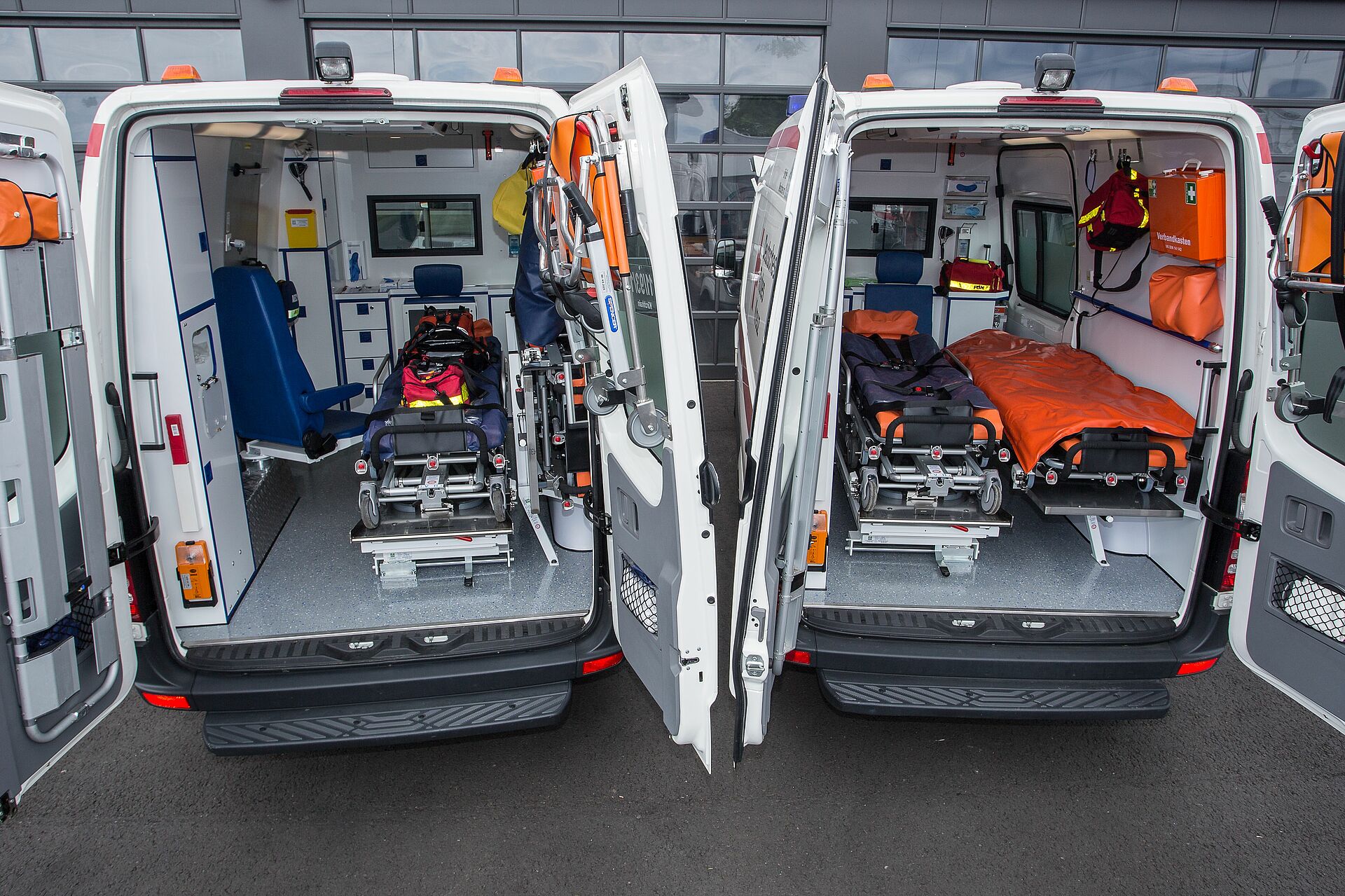 Blick in zwei geöffnete DRK-Einsatzfahrzeuge mit Tragen und Notfallausrüstung