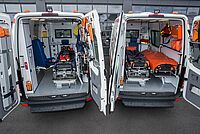 Blick in zwei geöffnete DRK-Einsatzfahrzeuge mit Tragen und Notfallausrüstung
