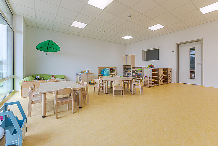 Spielraum mit Spielmöbeln und Kinderbereich