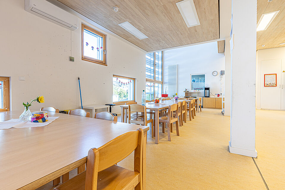 Blick in den lichtdurchfluteten Essbereich der DRK-Kita „Henrys kleine Forscher“