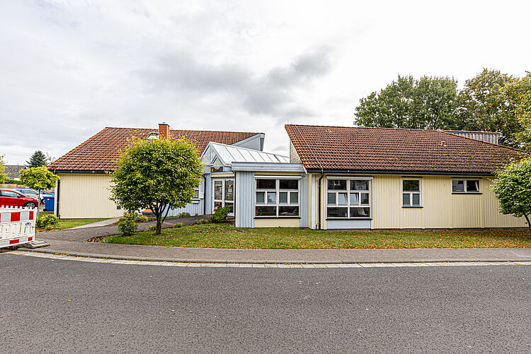 Straßenansicht der DRK-Kita Kunterbunt Rabenau-Rüddingshausen mit Gartenbereich