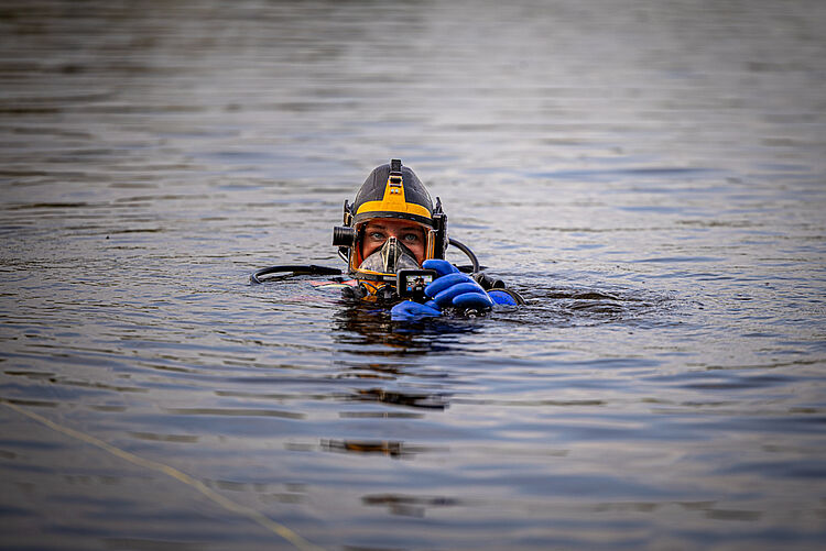 Taucher der DRK Wasserwacht mit Atemschutz im Wasser