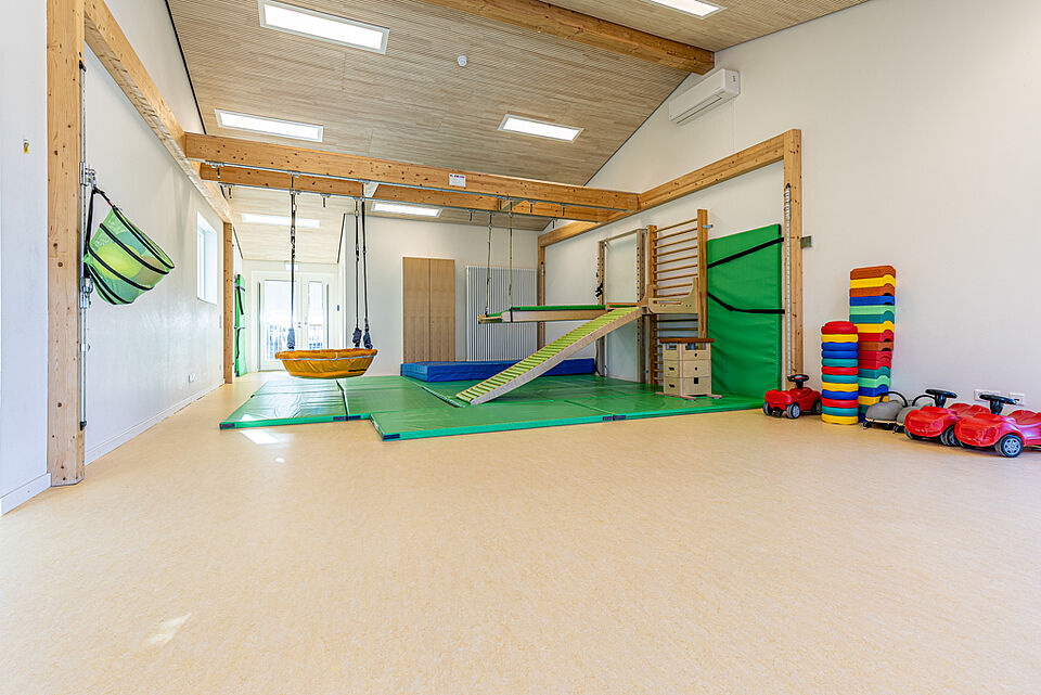 Bewegungsraum mit Schaukeln, Matten und Spielgeräten in der DRK-Kita „Henrys kleine Forscher“