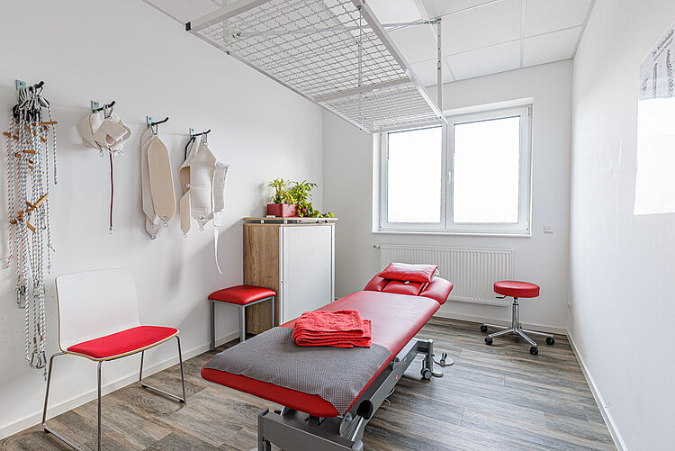 Physiotherapieraum mit Schlingentisch im DRK-Therapiezentrum Stadtallendorf