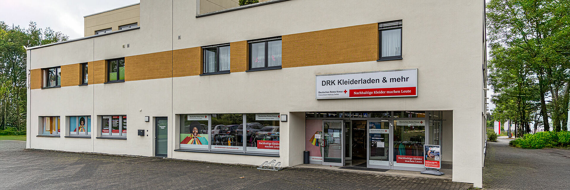 Außenansicht des DRK Kleiderladen & mehr in Stadtallendorf mit großem Schaufenster