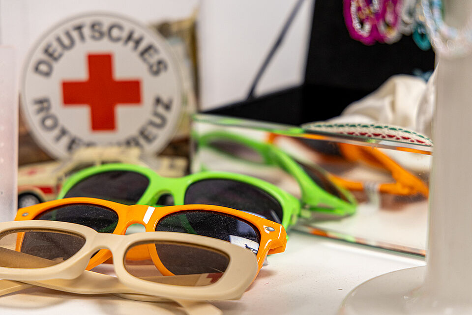 Sonnenbrillen in bunten Farben im DRK Kleiderladen Marburg