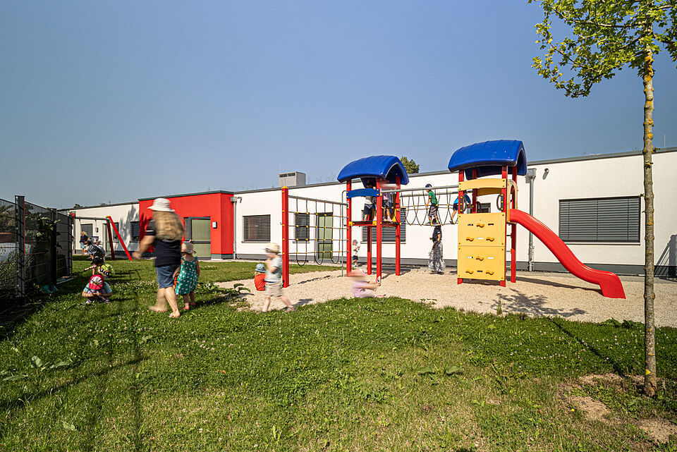 Kinder auf dem Klettergerüst im Garten der DRK-Kita Henrys kleine Helden
