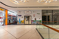 Eingangsbereich Kita Gießen City mit Wandgemälde in der Galerie